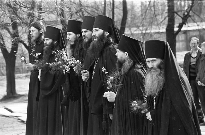 Оптинская Пасха, 1990 год. В центре отец Василий (Росляков), крайний справа старец Илий (Ноздрин)