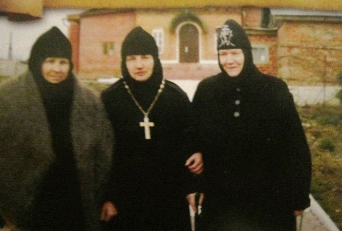 На фото: справа налево – схимонахиня Нонна, игумения Ипполита, схимонахиня Гавриила