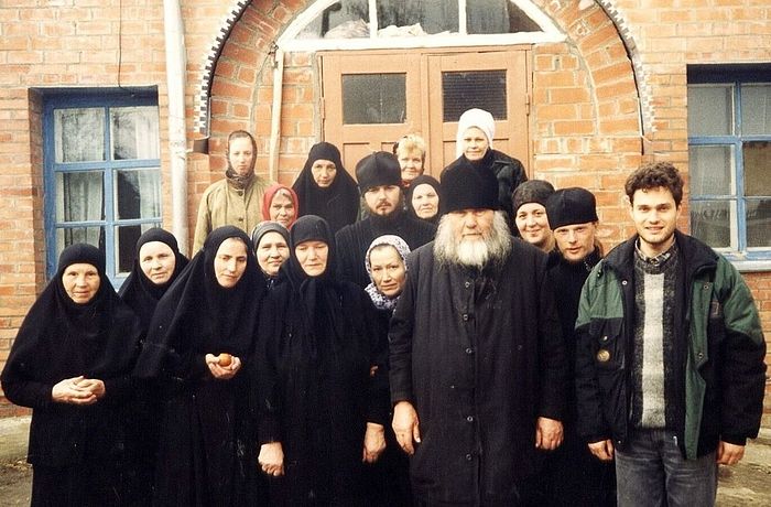 На фото: отец Ипполит и священник монастыря иеромонах Ефрем (Гаценко, †2009) (в центре второго ряда) с насельниками обители, апрель 1999 г.