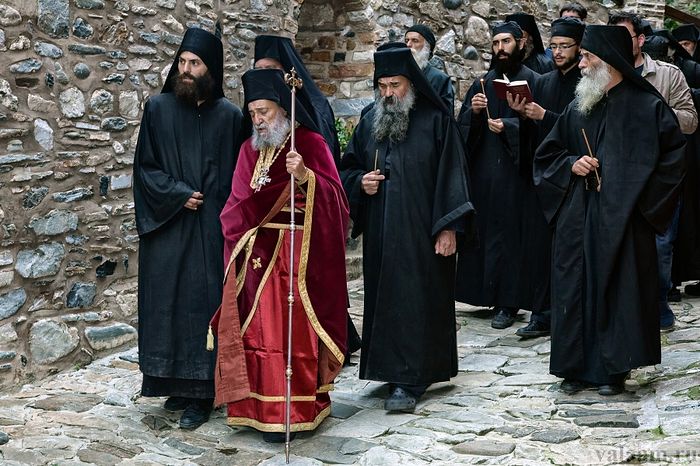Геронда Григорий с братией на крестном ходу в монастыре. Фото: valaam.ru