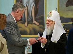Constantinople-Ukrainian hierarch awards former CIA head for supporting push for Ukrainian national church