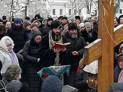 1,000+ Ukrainian faithful gather in prayer outside Parliament to protest anti-Church bills