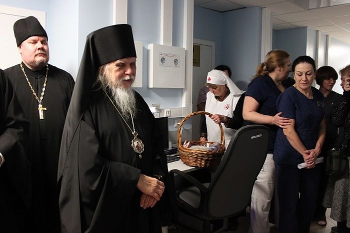 Епископ Пантелеимон побеседовал с персоналом родильного отделения клиники