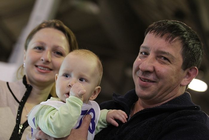 Родители с ребенком — участники «Забега в ползунках» на фестивале BabyFest в Сокольниках. Фото: Евгений Биятов / РИА Новости