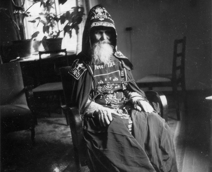 Јеросхимонах Михаил (Питкевич) у својој келији у Псковопечерском манастиру