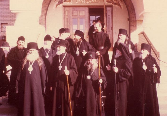 Святитель Иоанн Шанхайский и архиепископ Аверкий (Таушев) среди других архиереев в Джорданвилле