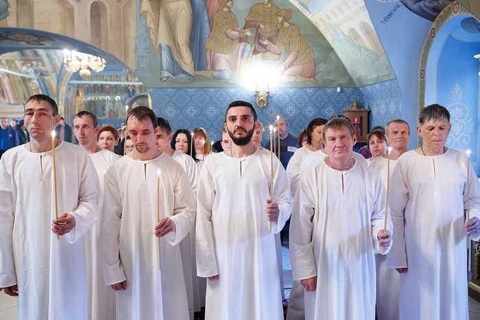 Крещение оглашенных в кафедральном Свято-Троицком соборе Саратова. Фото: Иван Привалов