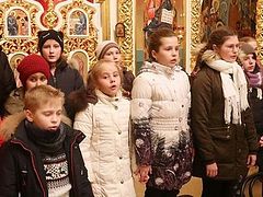 Ukrainian children tearfully entreat schismatics not to take their church (+ VIDEO)