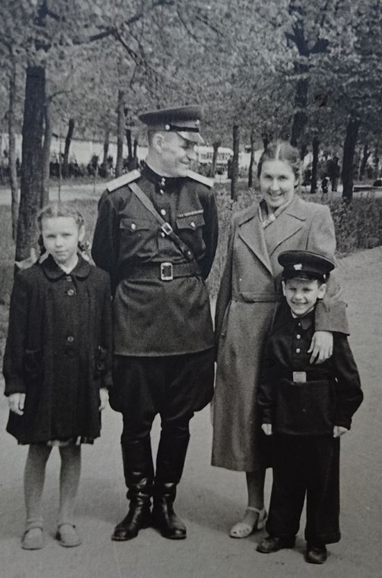 1955 г. Москва, с мужем и детьми Софией и Алексеем