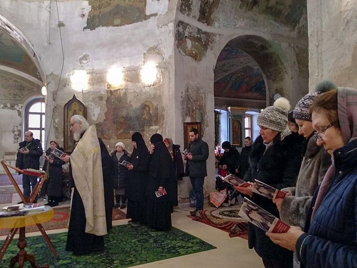 A service of intercession with singing the akathist in front of the icon of St. Gabriel (Urgebadze) at Greatmartyr Irene’s Church in Pokrovskoye, central Moscow