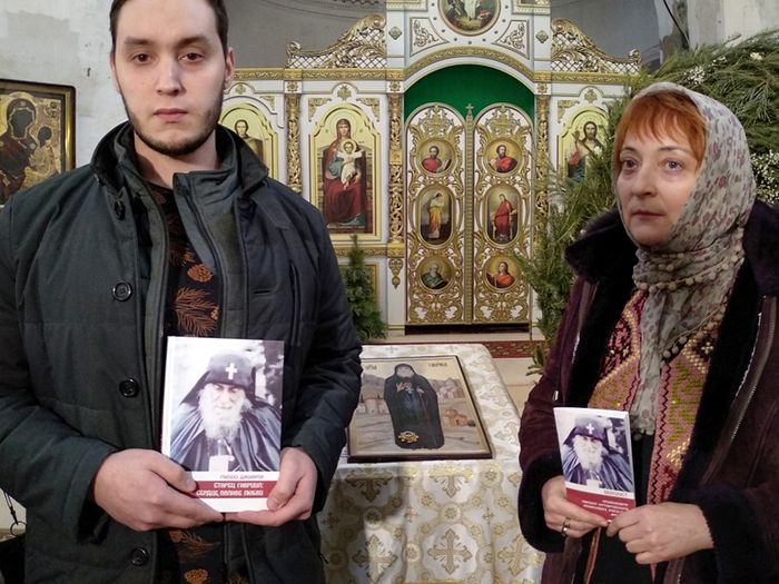 Employees of the “Apostol Very” (Apostles of the Faith) publishing house Maria Pukhova with the Akathist composed by her and Ivan Semenets with the book by Malkhaz Dzhinoria, Elder Gabriel: A Heart Full of Love