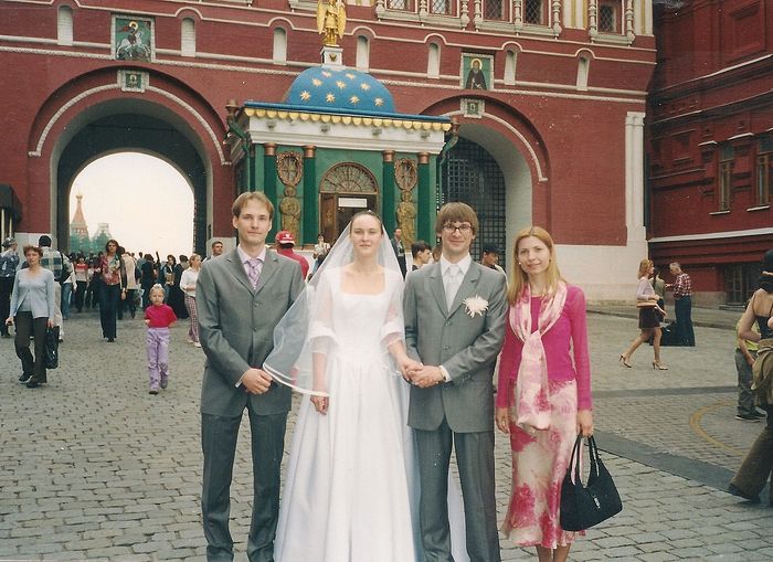 Александр и Елена Нечаева в день свадьбы, рядом – родители крестницы Теодоры