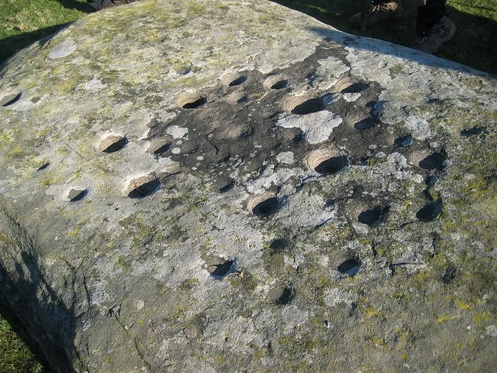 «Камень Кадока» близ деревни Геллигаер