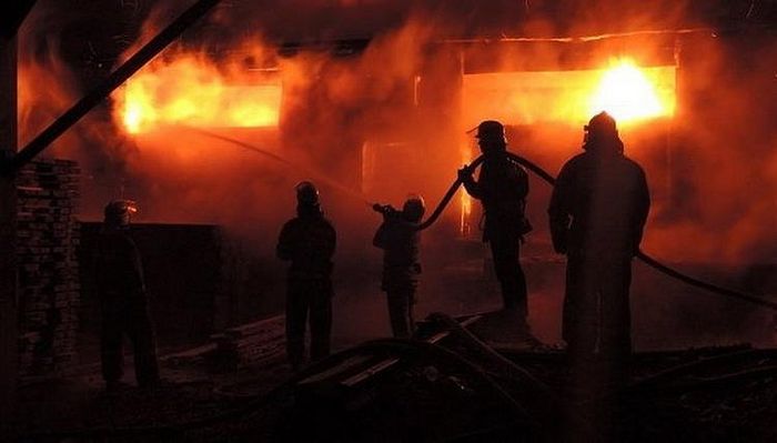 Ukrainian firefighters attempt to save a church building, Photo: spzh.news