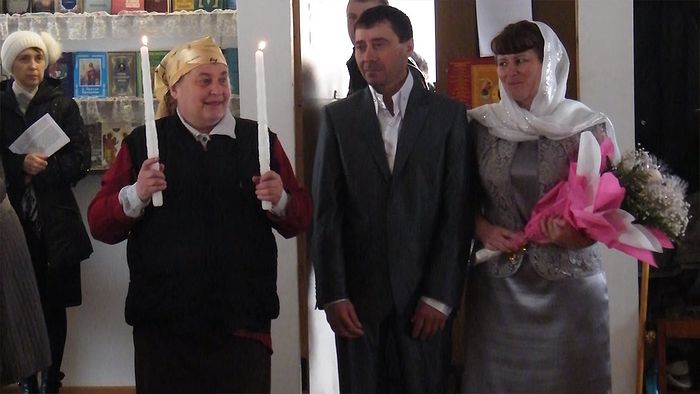 Ольга Николаевна Пряшникова на венчании (стоит со свечами слева)