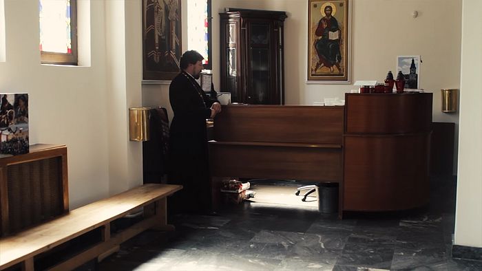 Игумен Филарет у свечной лавки, где была застрелена его мать, монахиня Людмила