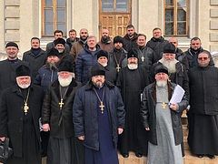 Two more dioceses declare fidelity to canonical Ukrainian Church and primate