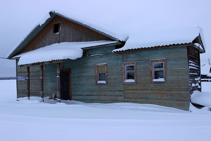 Здание бывшей школы деревни Медвежская