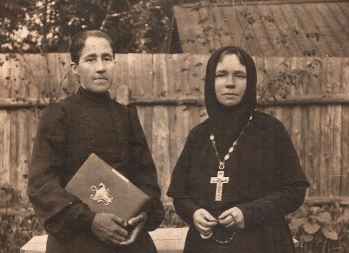 Игумения Руфина (Кокорева) с сестрой Александрой на Белогорском подворье