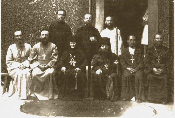 Священство Шанхая. В центре епископ Иоанн (Максимович) и игумения Ариадна (Мичурина)