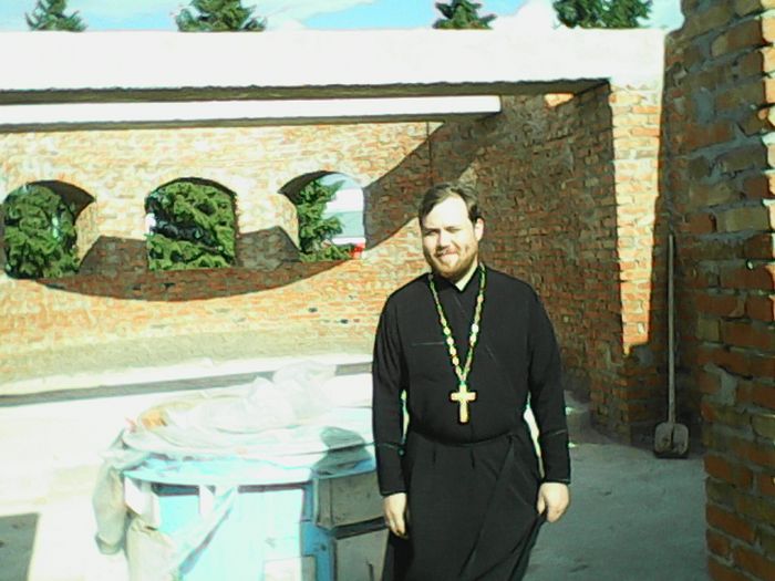 Отец Михаил Дымсков на стройке