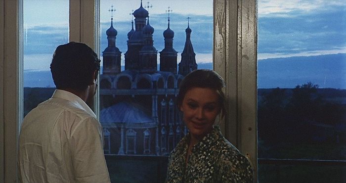 Кадр из фильма «Подсолнухи», 1970, спиной Марчелло Мастрояни