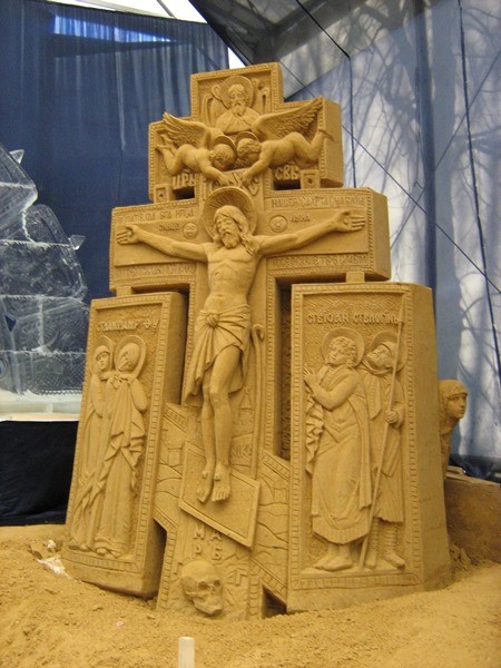 Композиция из песка «Распятие с предстоящими» на выставке песчаных и ледяных скульптур