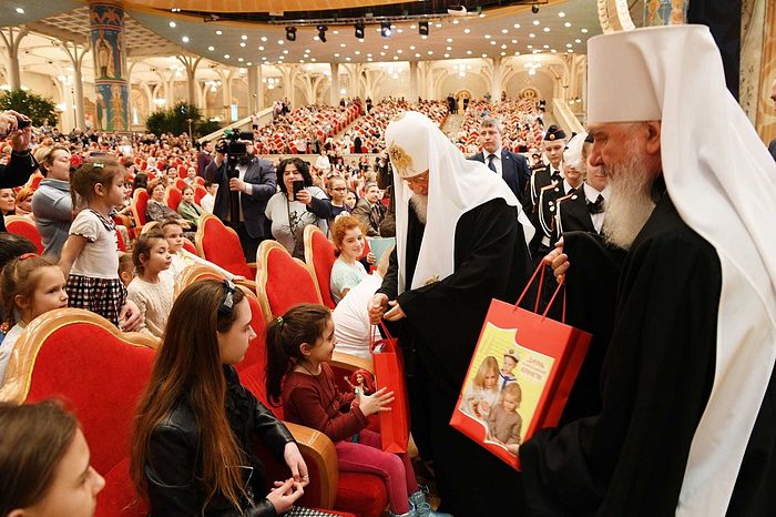 Предстоятель Русской Церкви и мэр Москвы посетили детский праздник «День православной книги» в Храме Христа Спасителя