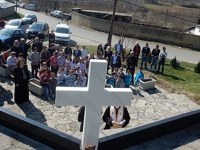 Поново постављен и освештан крст на споменику у Великој Хочи