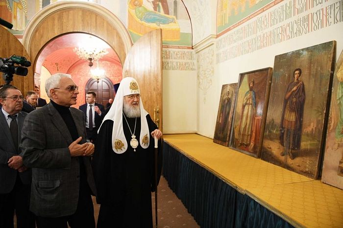 Святейшему Патриарху Кириллу переданы десять дореволюционных икон, хранившихся в фондах «Мосфильма»