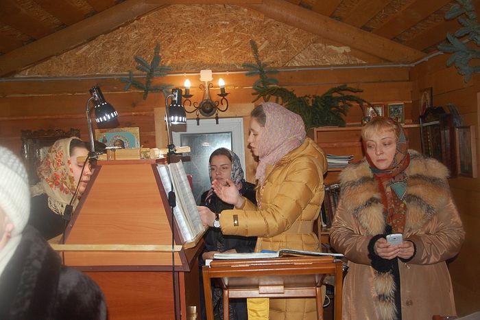 In the choir of the Church of the Meeting of the Lord in Birulevo. Maria Pukhova is on the far right. Photo from the archive of the Church of the Meeting of the Lord in Birulevo.