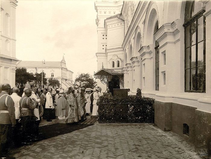 The Imperial Family visits the grave of Pyotr Stolypin in Kiev Caves Lavra where it remains to this day. Photo: pravlife.org