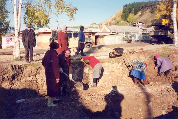 Прихожане православной общины (тогда в основном бабушки) на раскопках фундамента Покровского храма