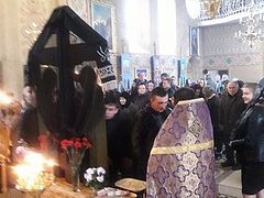 Drunken activists and schismatic priest attack Ukrainian priest, scream at him to return to Romania