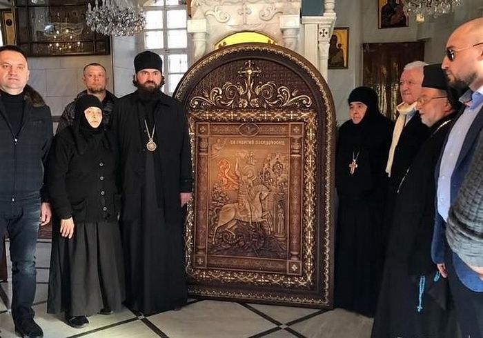 Более двадцати резных икон привезены из России для христианских храмов в Сирии