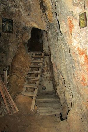 Вход в афонскую пещерную келию на Карулях. Фото Сергея Шумило