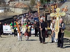 1,000 faithful process in honor of Cross and for life in Romanian village