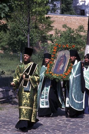 Архидиакон Стефан во время крестного хода в Лавре на праздник прп. Феодосия Печерского. 1998 г.