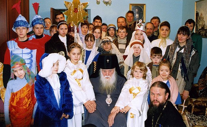 Владыка Михей в окружении детей воскресной школы. Рождество, 2004 г.