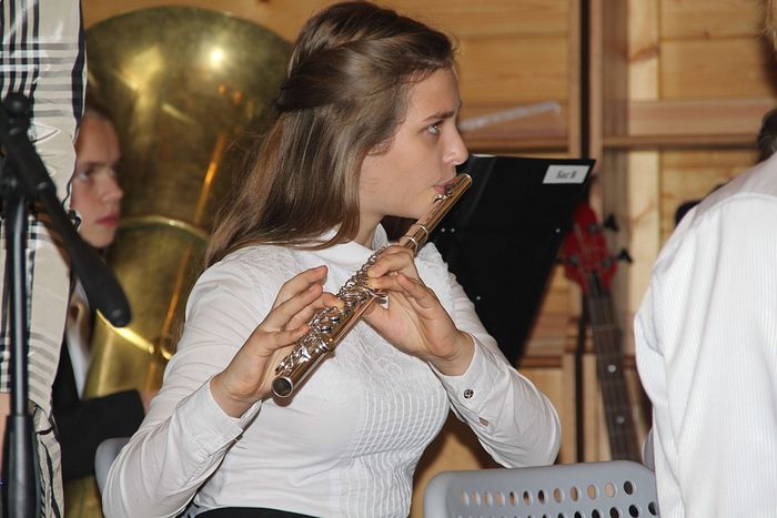 Катя играет на флейте