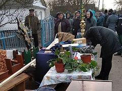Schismatic activists break into house church, drag altar and holy Communion onto the street (+ VIDEO)