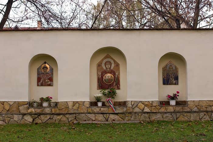 Мемориальная стена с керамическими иконами у Иремского храма. 2003