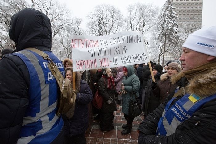 Верующие, протестующие против лишения канонической УПЦ ее названия. Фото: Стрингер / РИА Новости