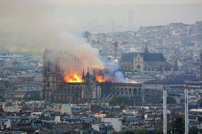В столице Франции горит собор Парижской Богоматери
