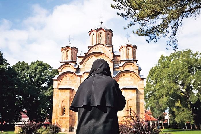 Монахиња у порти манастира Грачаница (Фото EPA-EFE/Valdrin Xhemaj)