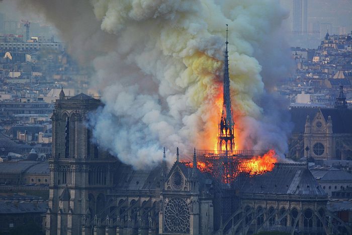 В Русской Церкви выразили поддержку французам после пожара в Нотр-Дам-де-Пари