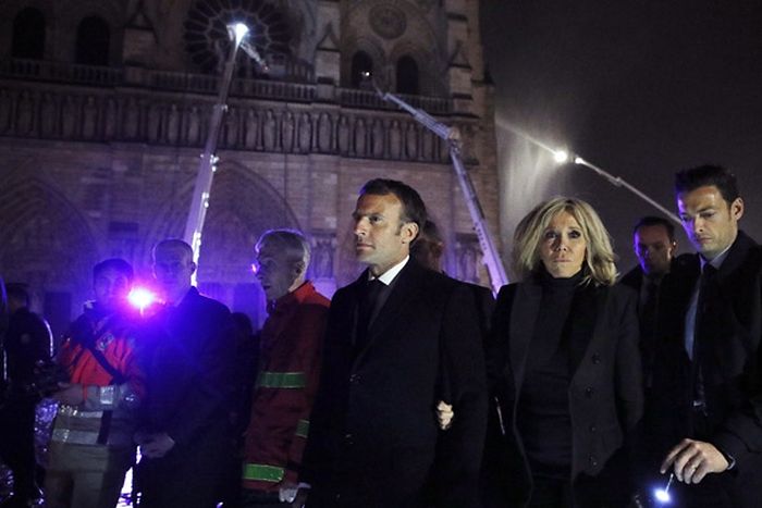 Президент Франции Эмманюэль Макрон (в центре) с супругой Бриджит у горящего собора Парижской Богоматери во время пожара. Фото: EPA/YOAN VALAT/ТАСС
