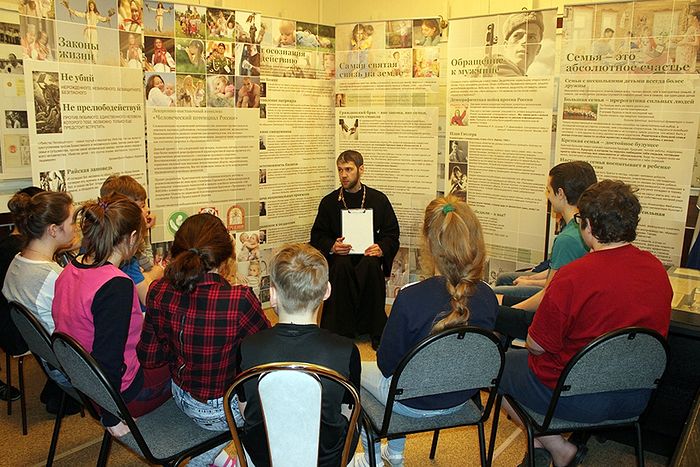 Отец Максим Стыров беседует с воспитанниками детского дома