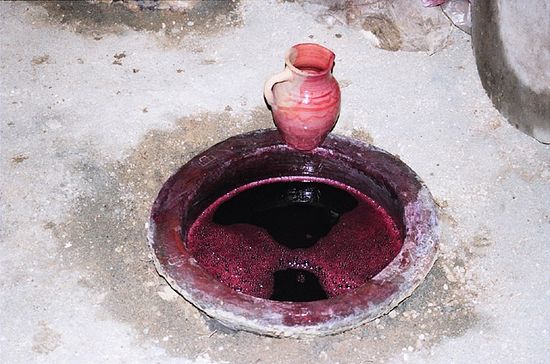 A “zidashe” earthenware jug of wine