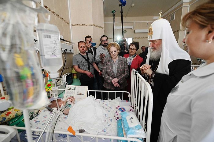 В праздник Пасхи Святейший Патриарх Кирилл посетил Морозовскую детскую больницу в Москве